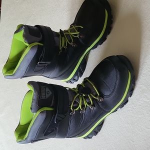 Mens Quest winter boots size 6